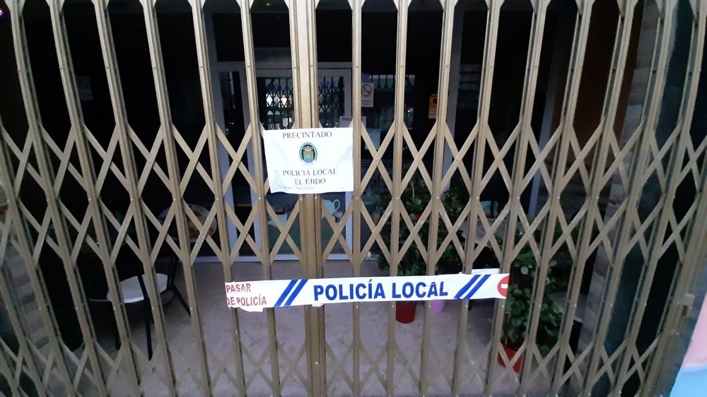La Policía Local de El Ejido precinta una terraza en Santa María del Águila por incumplir la normativa frente al COVID-19