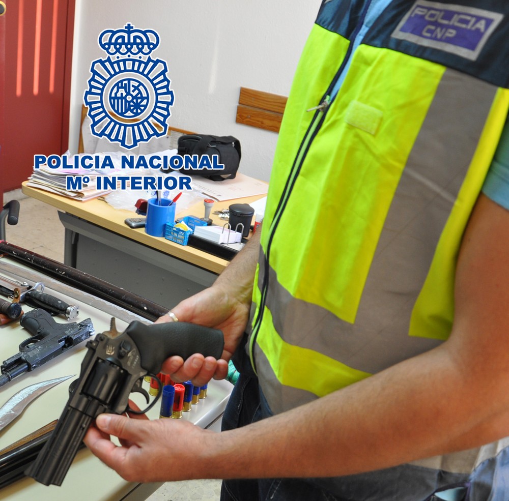 La Policía Nacional ha detenido a dos hombres por amenazas con arma de fuego y tenencia ilícita de armas