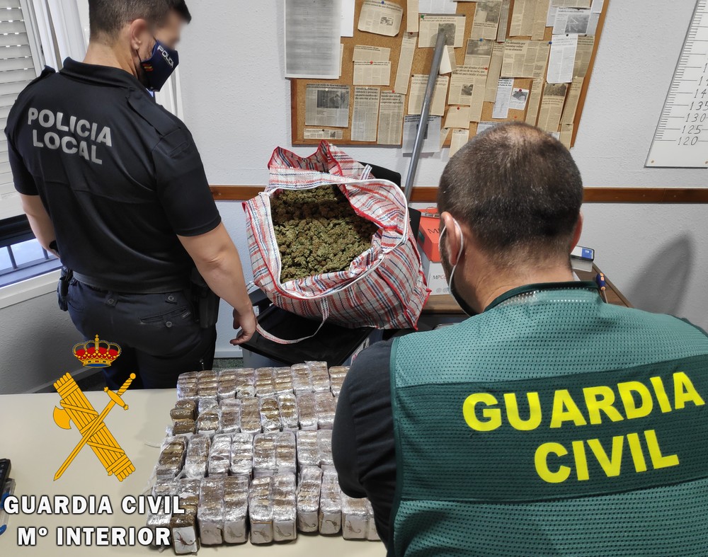 La Guardia Civil desmantela un activo punto de distribución y envasado de drogas en Vícar