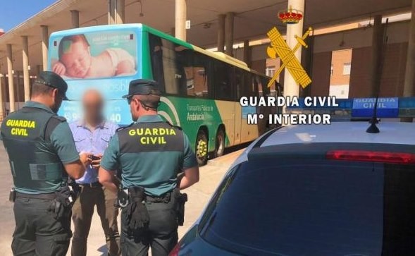 La Guardia Civil detiene al autor de dos robos en domicilios de Roquetas de Mar cuando pretendía abandonar la localidad en autobús