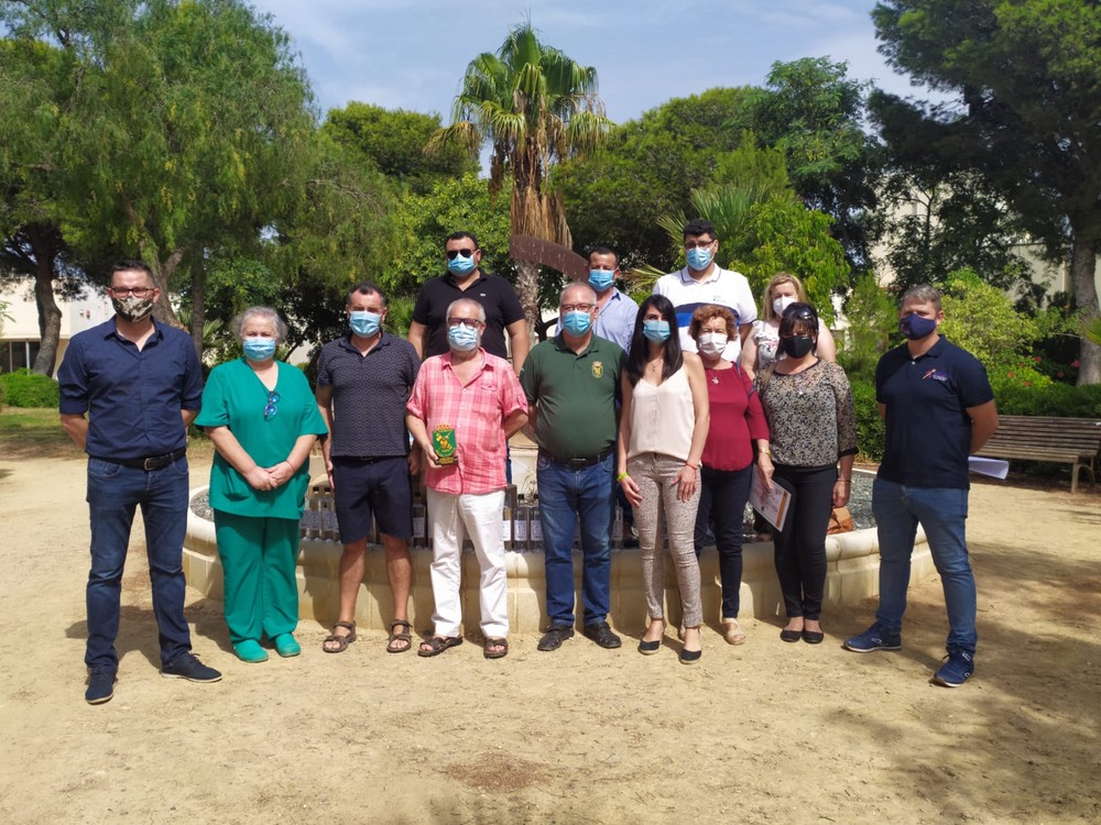 La Hermandad de Guardias Civiles Auxiliares hace entrega de un total de 2.000 mascarillas y 33 litros de gel hidroalcohólico a la Asociación Asprodesa