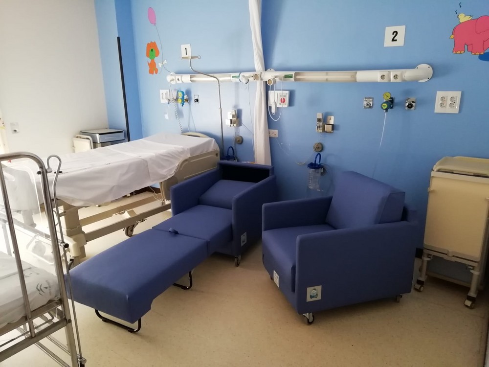 La Fundación El Gancho Infantil dona 33 ‘Sillones Azules’ al Hospital de Poniente