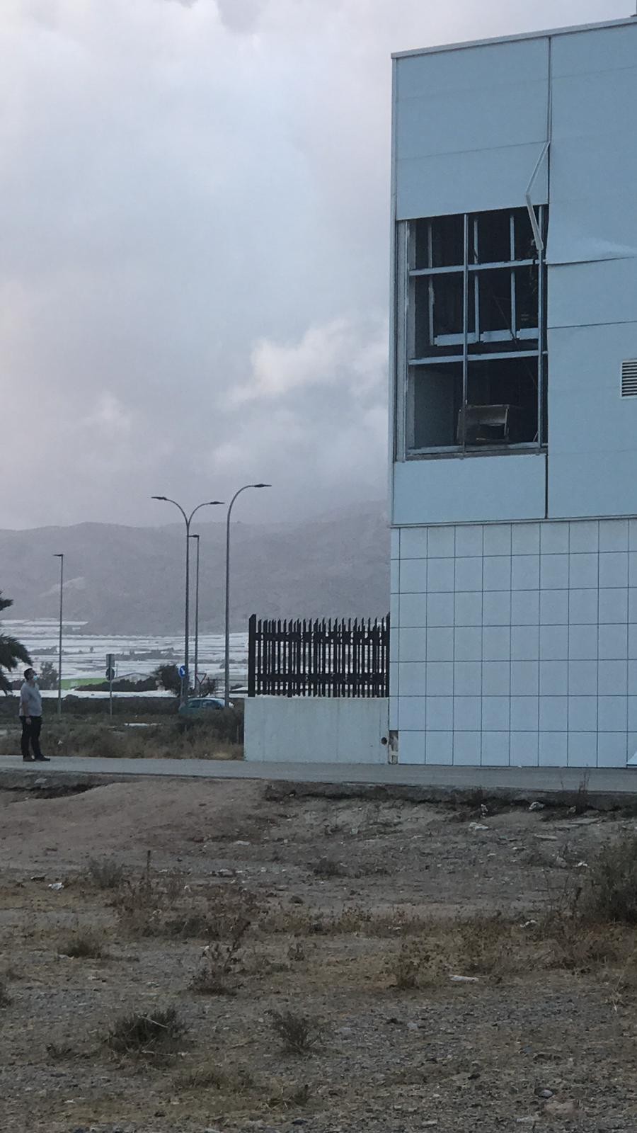 Cae parte de la fachada sur del edificio de Porcelanosa en Santa Maria del Águila