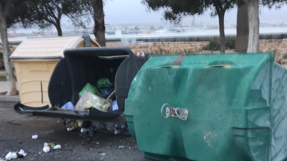 El fuerte viento vuelca varios contenedores en todo el Poniente almeriense