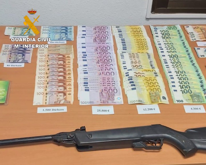 La Guardia Civil detiene a dos personas como autores de un delito Contra la Salud Pública por un cultivo indoor de marihuana en Roquetas de Mar