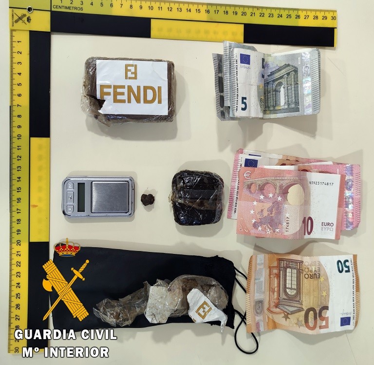 La Guardia Civil detiene a una persona que vendía droga en plena vía pública en La Mojonera