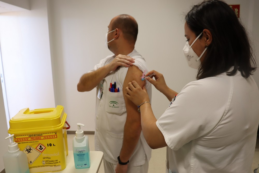 El Hospital de Poniente inicia la campaña de vacunación frente a la gripe entre sus profesionales