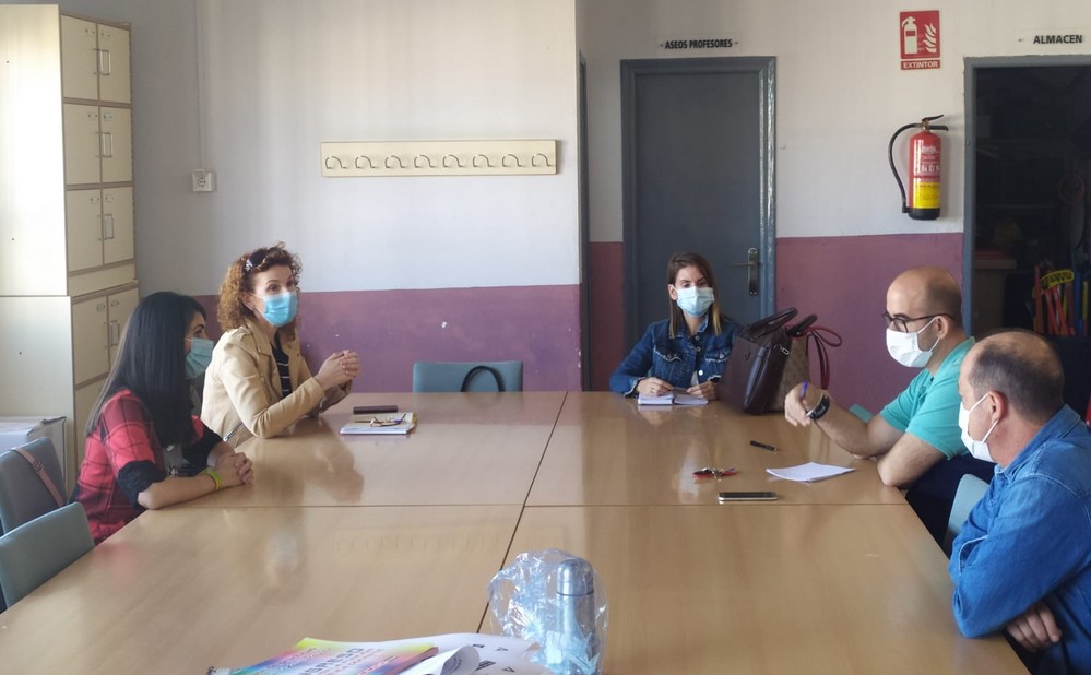 Ayuntamiento de El Ejido y CEIP Solymar de Matagorda abordan la problemática del asentismo escolar