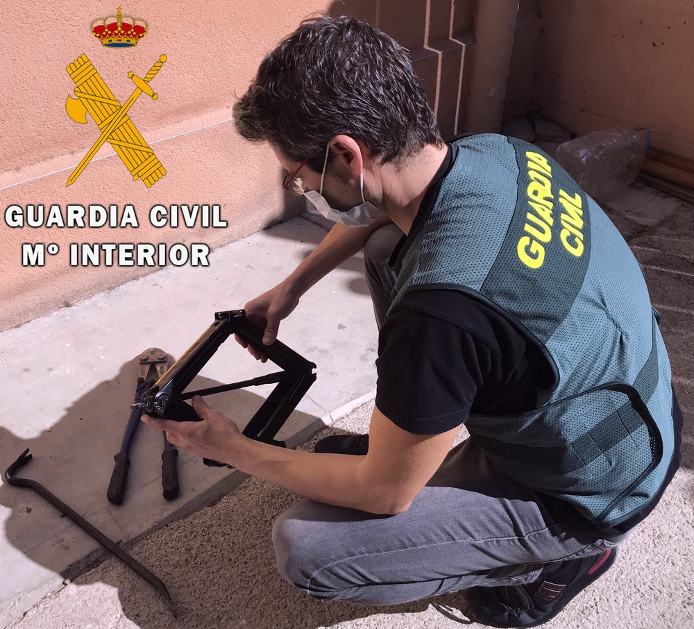 La Guardia Civil detiene a tres personas como autores de cinco robos con fuerza en viviendas de Aguadulce - Roquetas de Mar