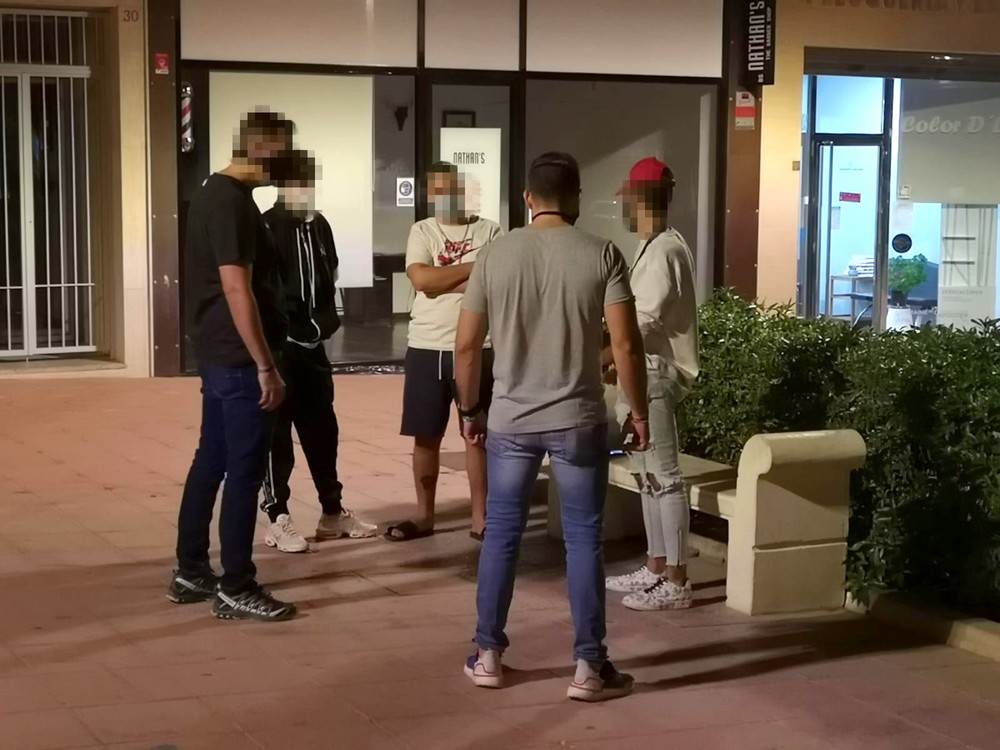 La Policía Local de El Ejido interpone denuncias a 19 personas por no hacer uso de la mascarilla o ‘saltarse’ el horario de toque de queda y procede al cierre y precinto de un establecimiento público
