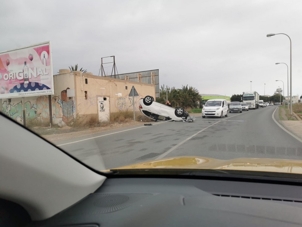 Vuelca un vehículo en la Al-3303