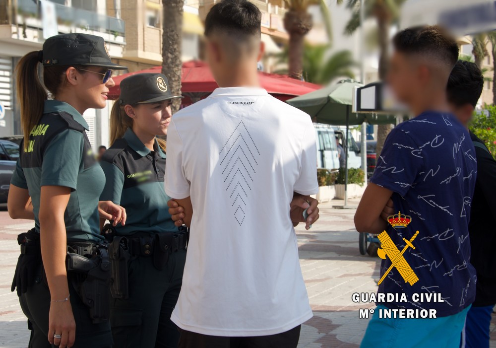 La Guardia Civil desaloja a los asistentes de una fiesta en la localidad de Felix