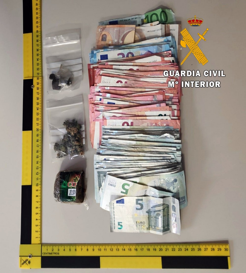 La Guardia Civil detiene a una persona con hachís, marihuana y 3.000 euros en un doble fondo en el maletero de un vehículo en La Mojonera