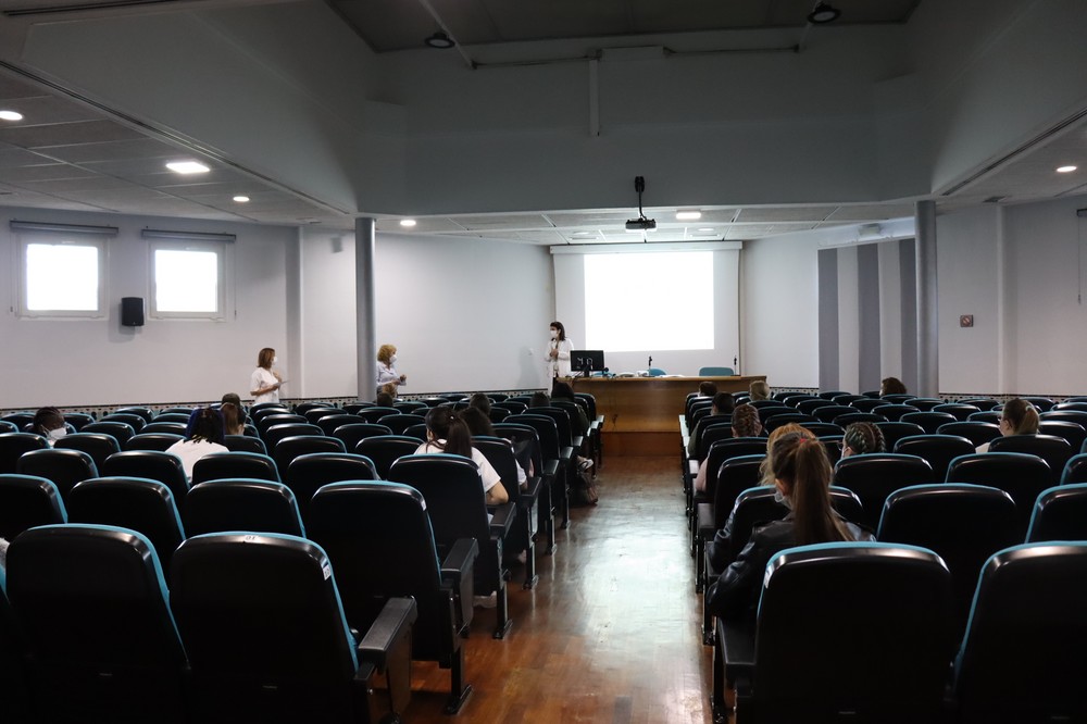 El Hospital de Poniente acoge al alumnado en prácticas de Cuidados Auxiliares de Enfermería del IES Santo Domingo