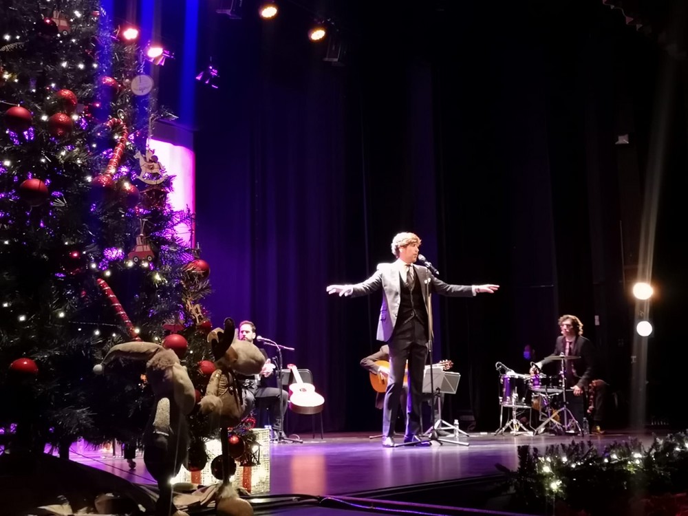 Manuel Lombo llenó de Navidad el Centro Cultural de Adra con sus ‘Cantes de diciembre’