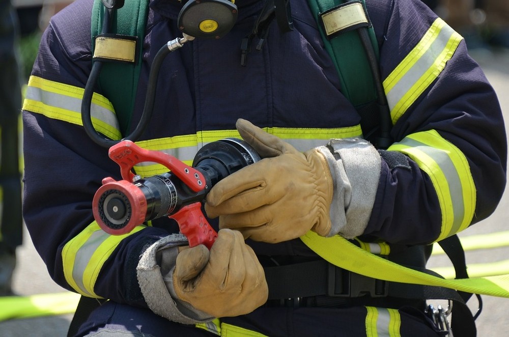 Una mujer y un bebé resultan afectados por inhalación de humo tras un incendio en una vivienda de Adra