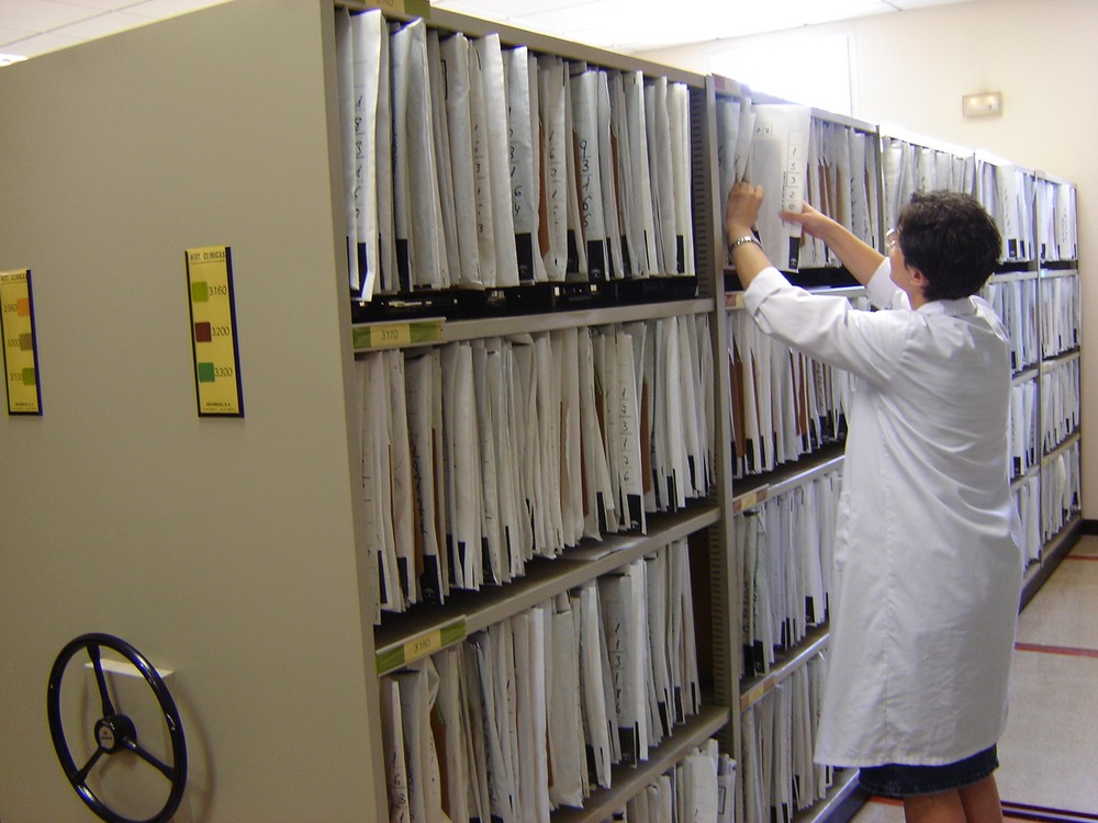 El Hospital de Poniente impulsa la digitalización total de su archivo de historias clínicas