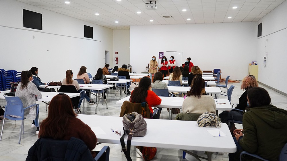 El Ayuntamiento de Berja y Cruz Roja forman a una treintena de voluntarias para los Puntos Violeta