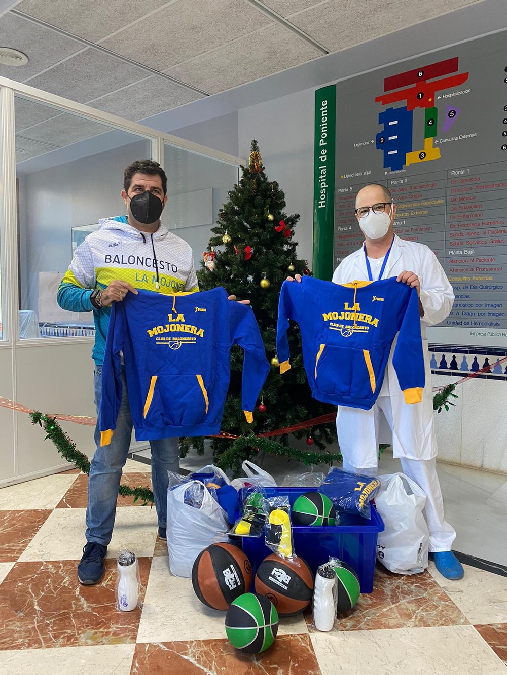 El Club Baloncesto La Mojonera entrega material deportivo en el Hospital de Poniente