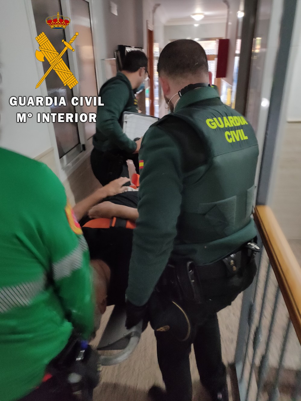 La Guardia Civil auxilia a una persona que queda inmóvil en su domicilio en Roquetas de Mar tras sufrir una caída