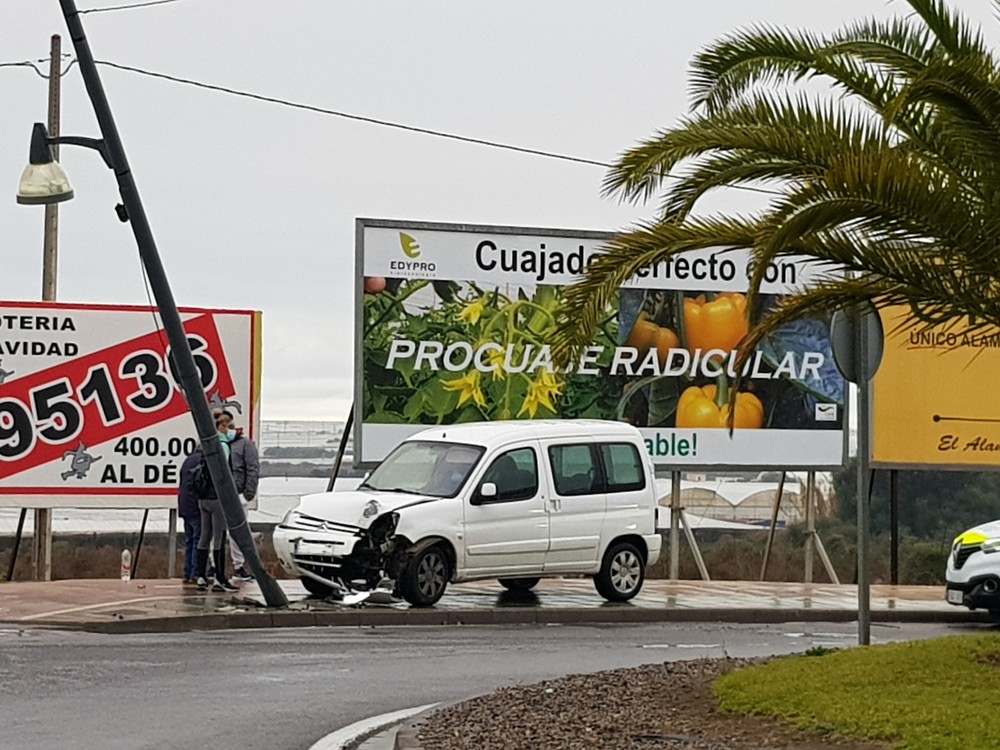 Un turismo colisiona contra una farola en la N-340a a su paso por Santa María del Águila