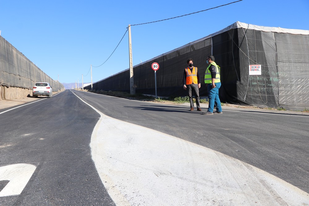 El Ejido refuerza el plan de limpieza del campo con la retirada de plásticos, adecuación de senderos rurales, limpieza de cunetas y campañas de concienciación