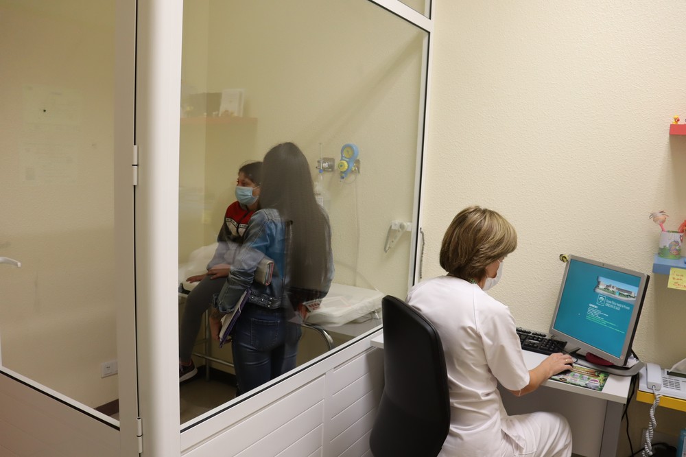 El Hospital de Poniente mejora la atención pediátrica con una nueva cabina para espirometrías