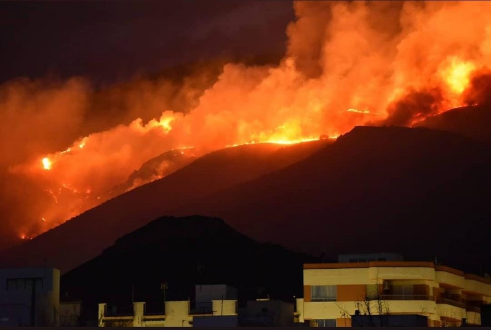 El viento continúa avivando el incendio de Castala