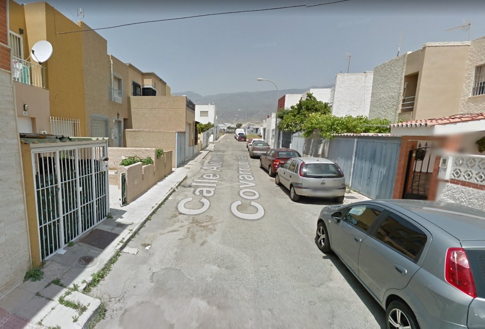 Evacuan a un joven intoxicado por humo en el incendio de una vivienda en El Ejido
