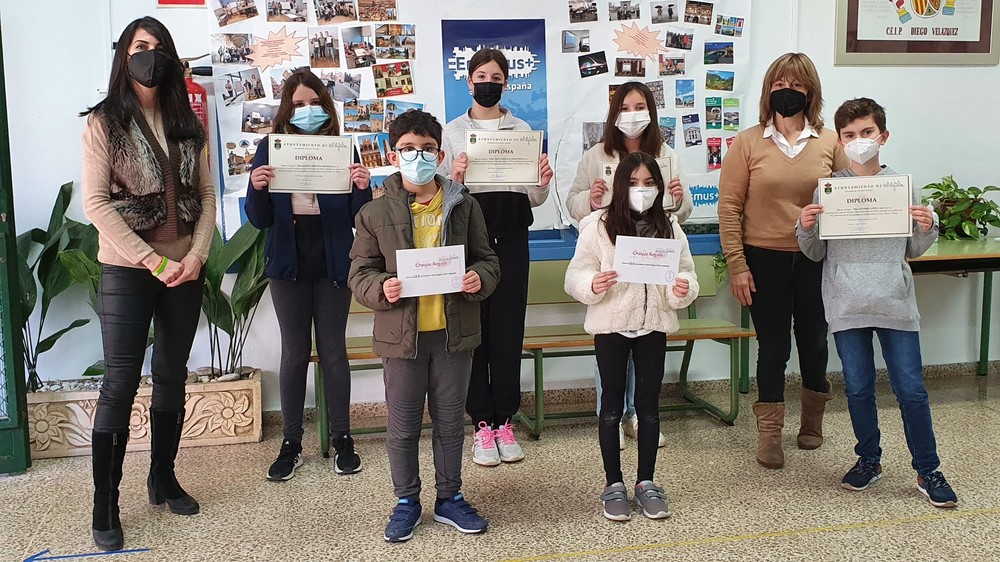 La edil de Servicios Sociales entrega los premios a los ganadores del Concurso de Dibujo organizado desde la Concejalía