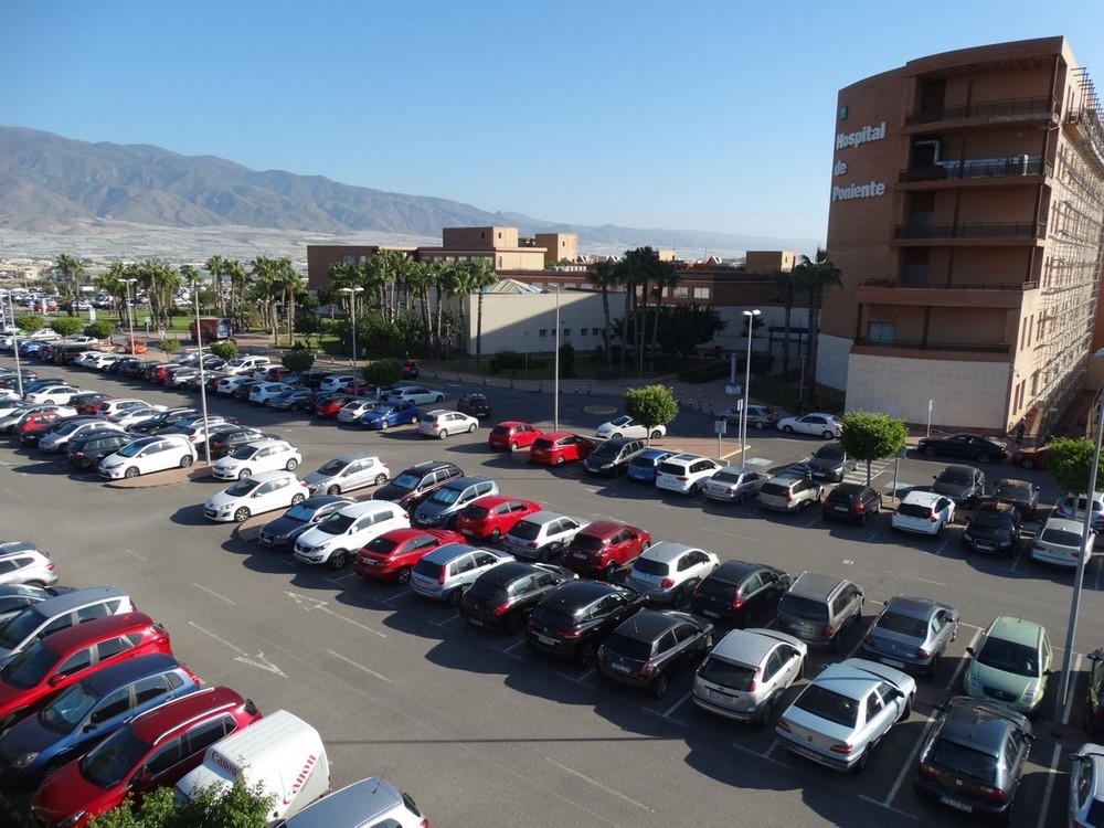 El Hospital de Poniente amplía la zona de críticos y derivará a pacientes ingresados sin COVID-19 al Hospital de El Toyo
