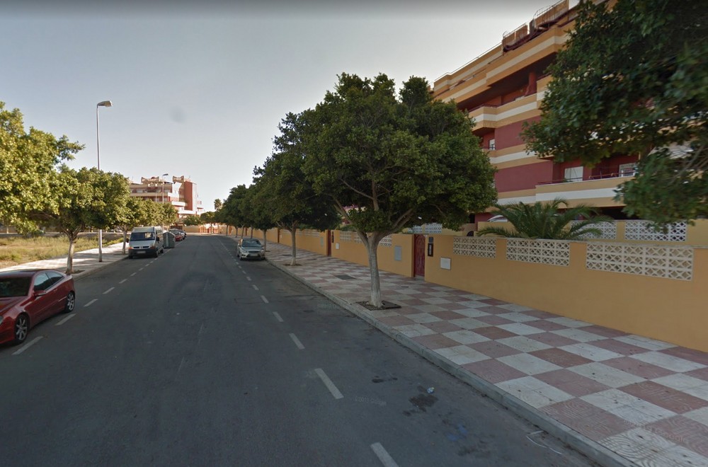 Dos personas afectadas por humo al producirse un incendio en una vivienda de Roquetas de Mar