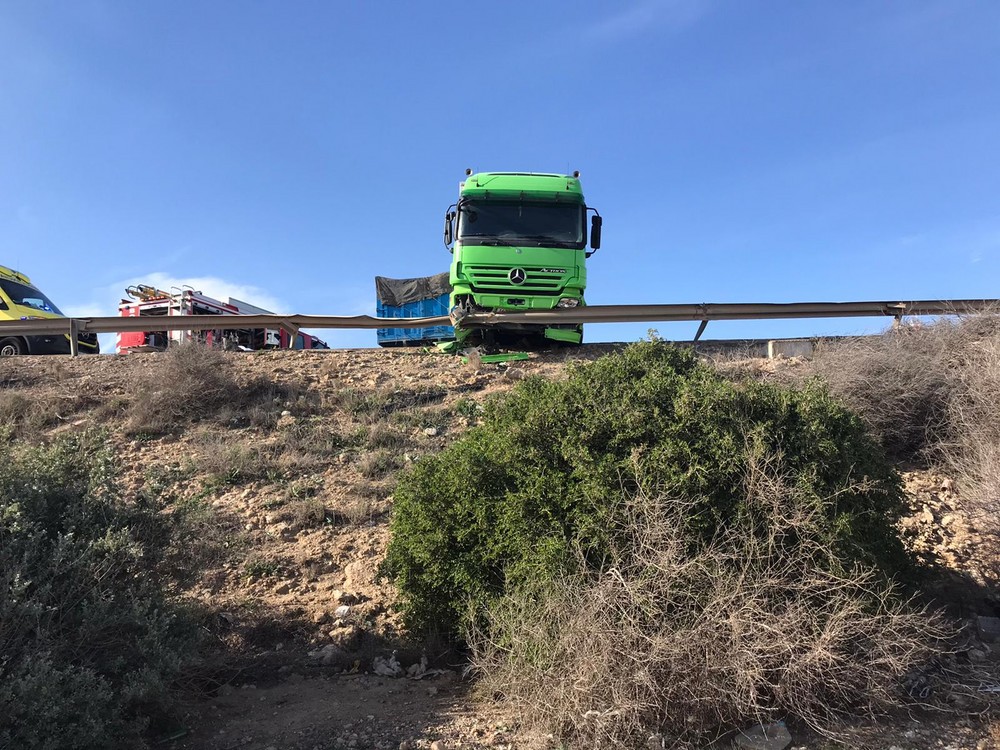 El choque de dos camiones en la A-7 a la altura de la salida de Las Norias en dirección Almería provoca una larga retención en la autovía