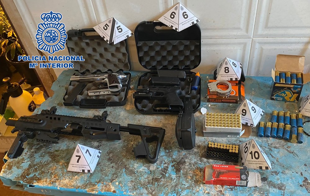 La Policía Nacional incauta 1.435 plantas de marihuana en El Ejido junto con cuatro armas de fuego
