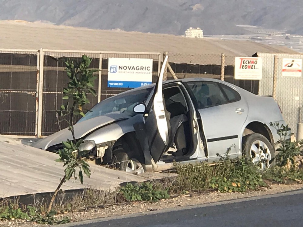 Accidente de tráfico en la carretera de Tierras de Almeria acaba con un coche encima de un invernadero
