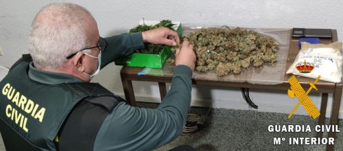 La Guardia Civil detiene en Vícar a dos personas por cultivar marihuana en su domicilio