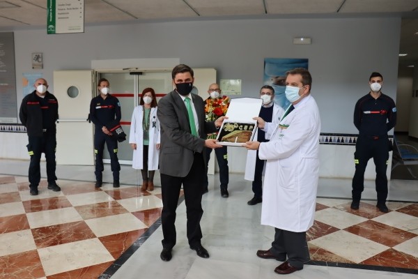 El Hospital de Poniente recibe el homenaje del Consorcio de Bomberos por su labor durante la pandemia