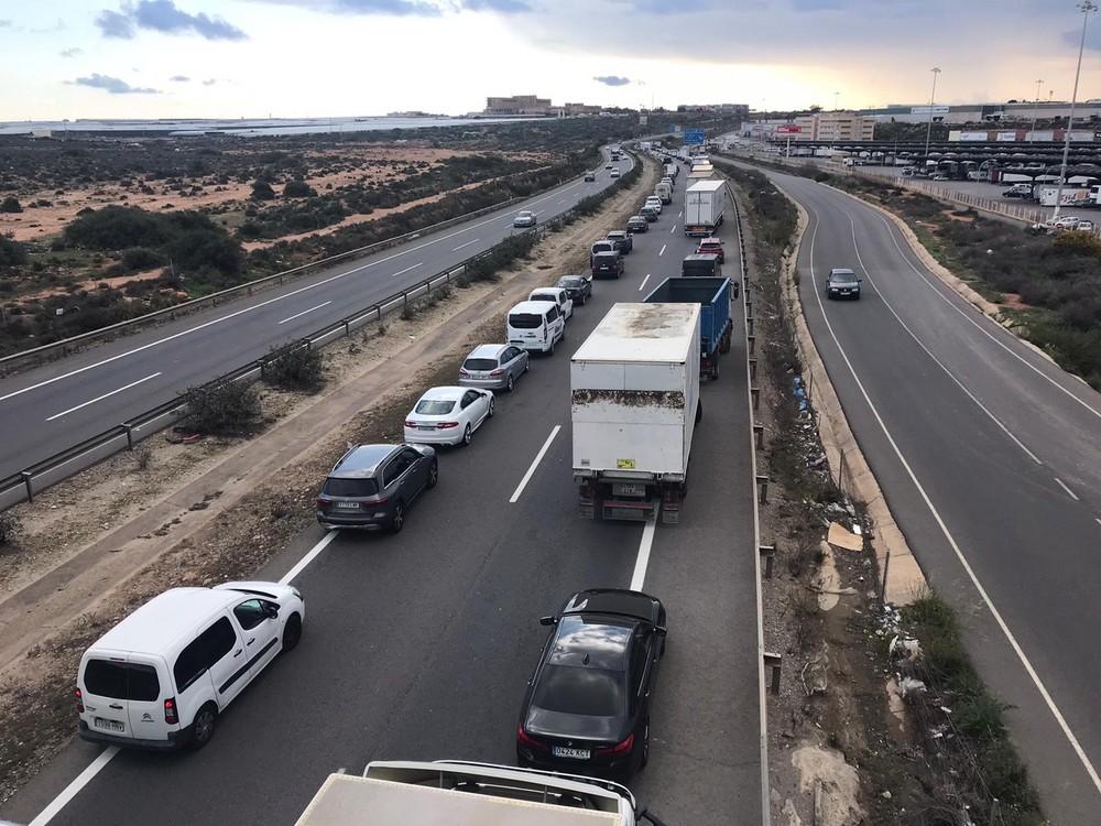Varios vehículos implicados en una accidente de tráfico en la A-7 a la altura de la salida de COPO