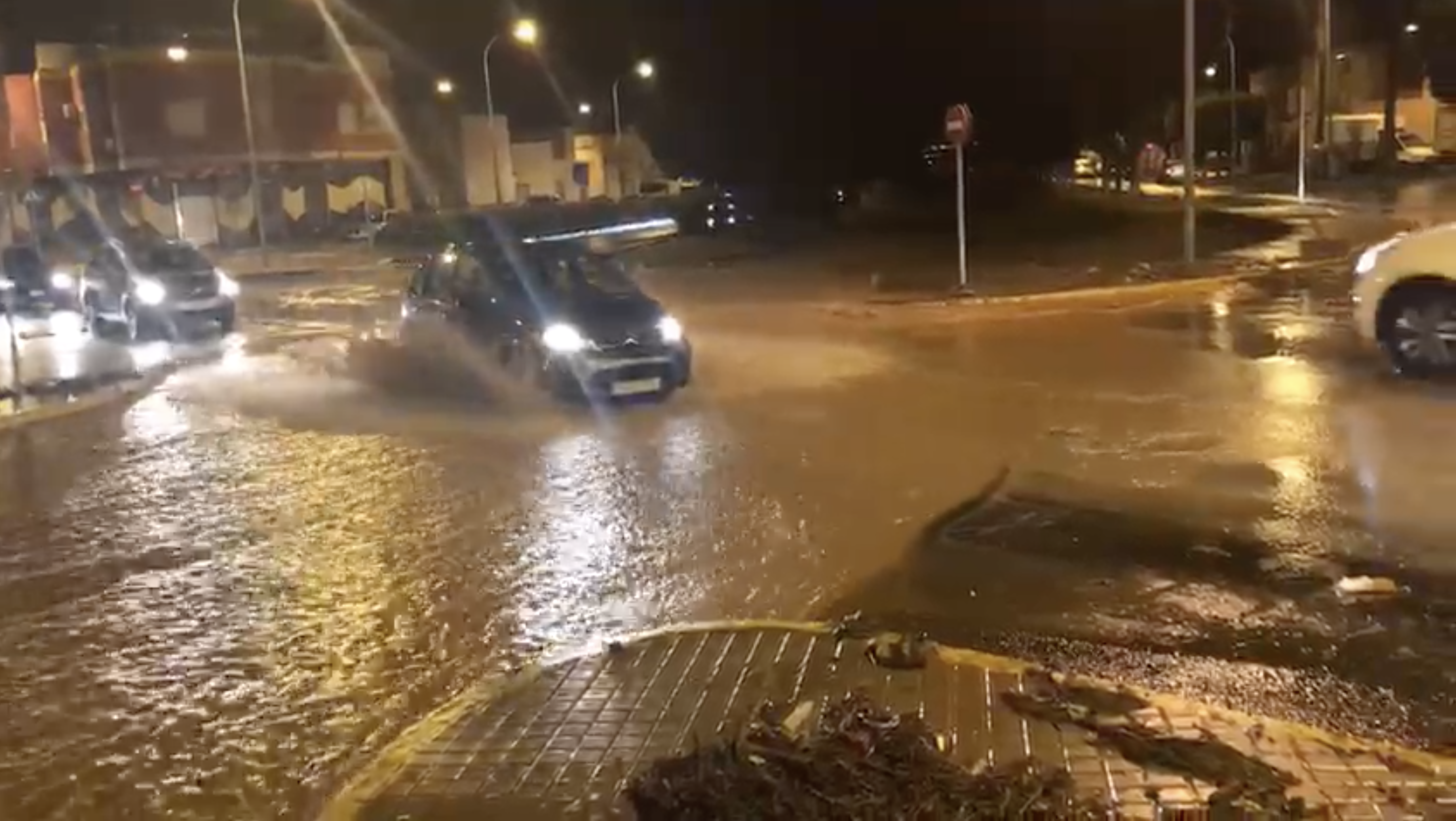 Tromba de agua inunda varias calles en el Poniente almeriense
