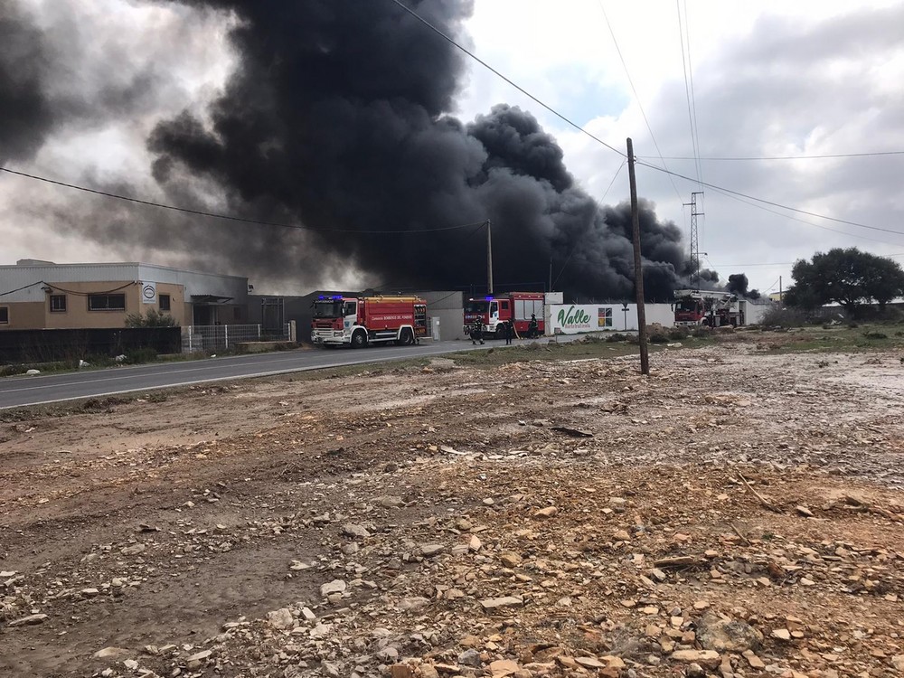 Declarado un incendio en la inmediaciones de una nave agrícola de la carretera AL-3303 en El Ejido