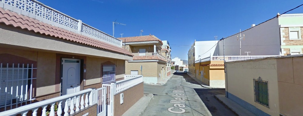 Desalojados 60 vecinos de un bloque por el incendio de una vivienda en Roquetas de Mar