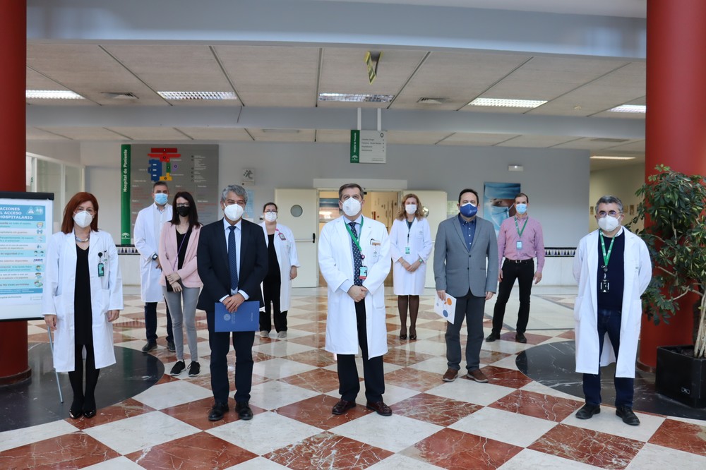La UAL visita el Hospital de Poniente agradeciendo que la pandemia no interrumpa las prácticas de sus alumnos