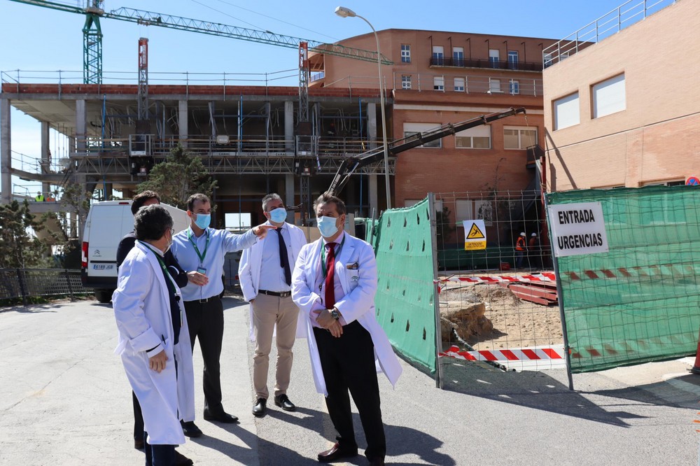 El delegado de Salud y Familias y el alcalde de El Ejido visitan las obras de ampliación del Hospital de Poniente
