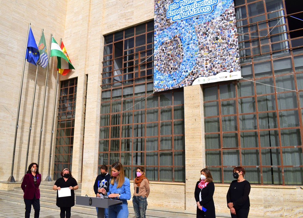 El Ejido se une a la celebración del Día Mundial de Concienciación sobre el Autismo con la lectura de un manifiesto y un cartel collage gigante