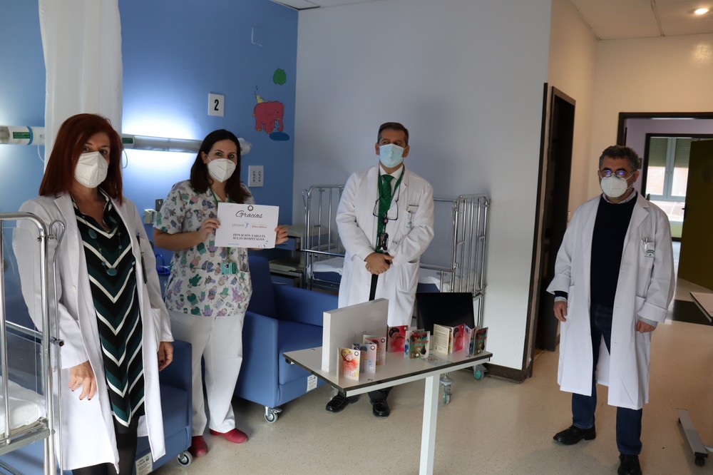 Pediatría del Hospital de Poniente recibe una donación de dos tablets a través de la Asociación Sonrisas