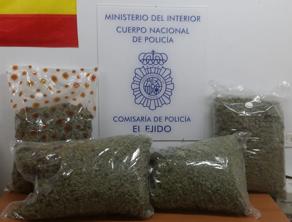 La Policía Nacional sorprende in fraganti en El Ejido a dos hombres durante un pase de droga