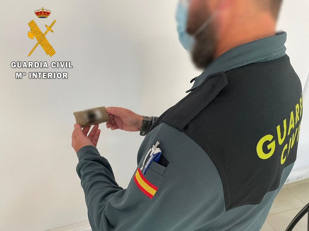 La Guardia Civil interviene una tableta de hachís y detiene a una persona por delito contra la salud pública