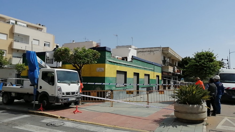 Se desprende parte de la fachada del antiguo bar Bibrambla de Santa María del Águila