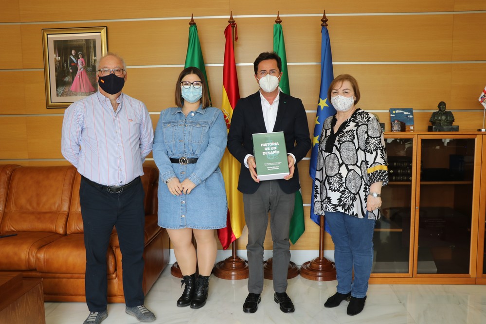 El alcalde recibe a la Hermandad de Guardia Civiles Auxiliares para conocer su proyecto ‘Almería Solidaria con las Víctimas del terrorismo de ETA’