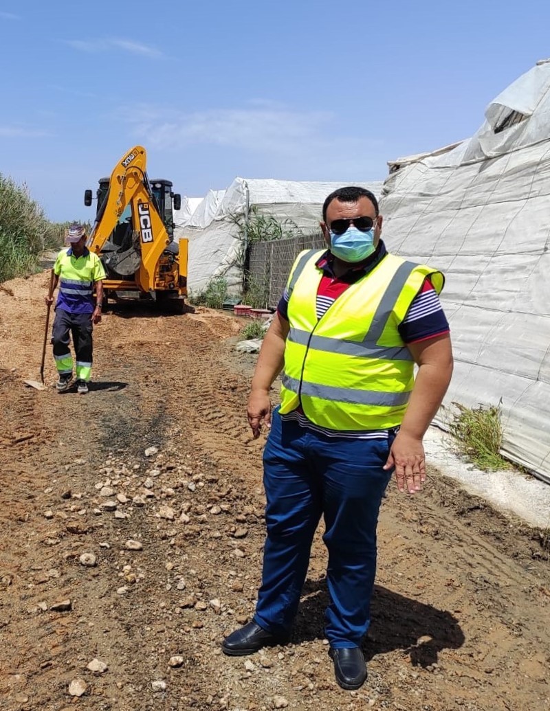 Continúan los trabajos de limpieza, desbroce y mantenimiento de pluviales en caminos rurales de El Ejido